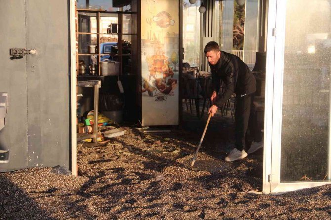 Antalya’da Fırtına, Dünyaca Ünlü Sahili Savaş Alanına Çevirdi
