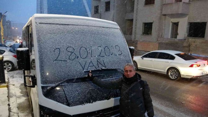 Van’da Beklenen Kar Yağmaya Başladı