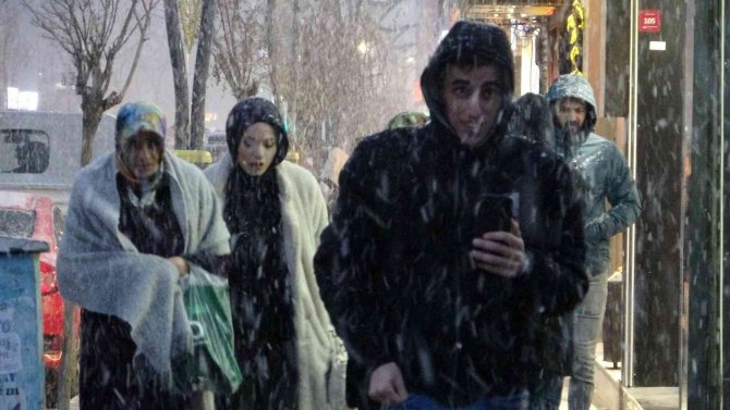 Van’da Beklenen Kar Yağmaya Başladı