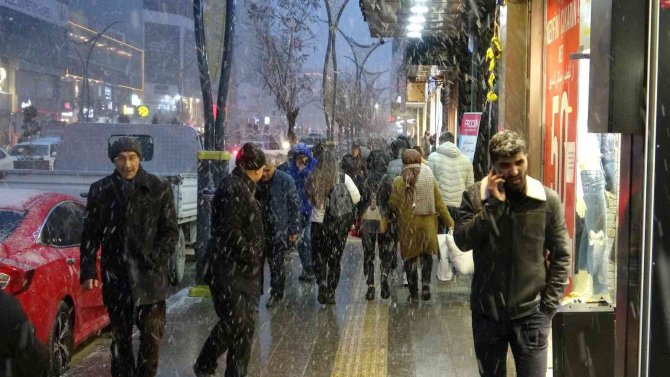 Van’da Beklenen Kar Yağmaya Başladı