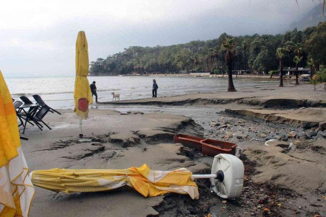 Yağmur Sonrası Sahil Savaş Alanına Döndü