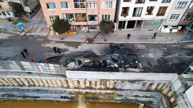 Zeytinburnu’nda Patlama Nedeniyle Yol Çöktü, Oluşan Çukur Havadan Görüntülendi