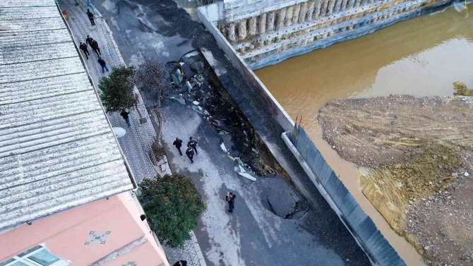 Zeytinburnu’nda Patlama Nedeniyle Yol Çöktü, Oluşan Çukur Havadan Görüntülendi
