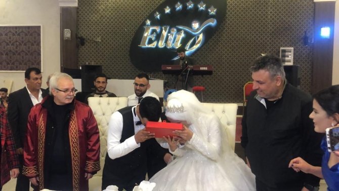 İ̇şitme Engelli Çift Mutluluğa İşaret Diliyle evet Dedi