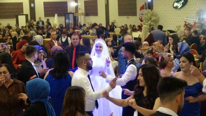 İ̇şitme Engelli Çift Mutluluğa İşaret Diliyle evet Dedi