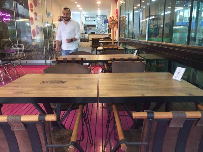 İ̇şe Alınmayınca Masalara Tükürdü