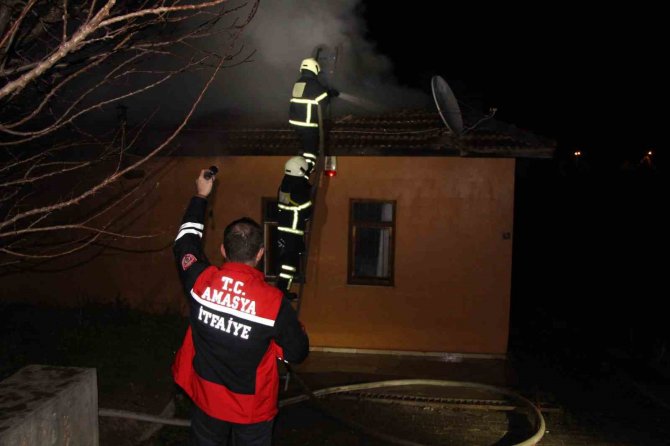 Amasya’da Şömine Bacasından Çıkan Kıvılcımlar Yangına Neden Oldu
