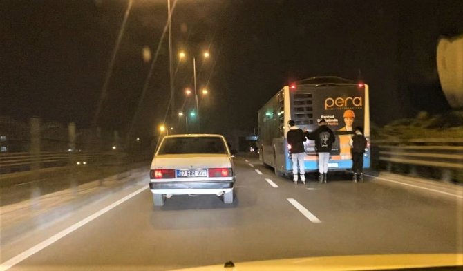 Patenli Gençlerden 50 Kilometre Hızla Giden Otobüs Arkasında Ölüme Davetiye