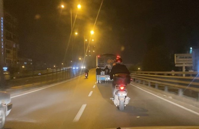 Patenli Gençlerden 50 Kilometre Hızla Giden Otobüs Arkasında Ölüme Davetiye