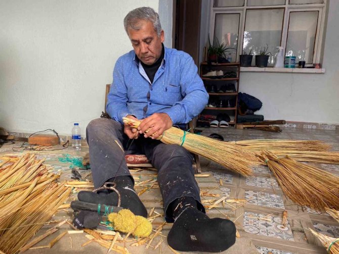 Karı Koca Evlerinin Balkonunda Süpürge Yaparak 40 Yıldır Geçimlerini Sürdürüyor