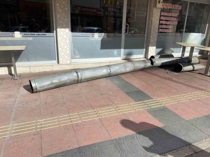 Fırtınaya Dayanamayan 10 Metrelik Baca Otomobilin Üzerine Düştü