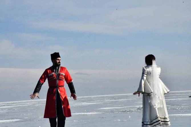 Buzla Kaplı Çıldır Gölü’nde Kafkas Gösterisi Havadan Görüntülendi