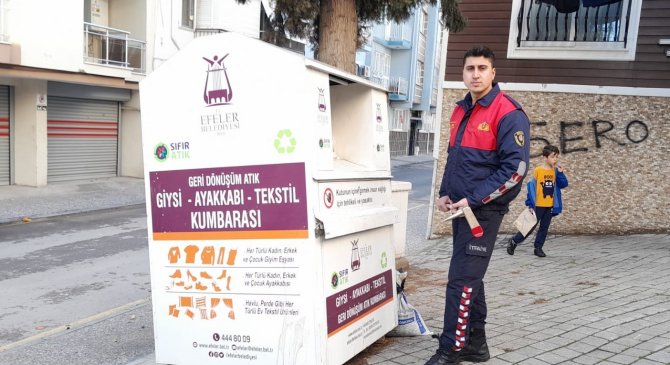 Giysi Kumbarasında Mahsur Kalan Kediyi İtfaiye Ekipleri Kurtardı