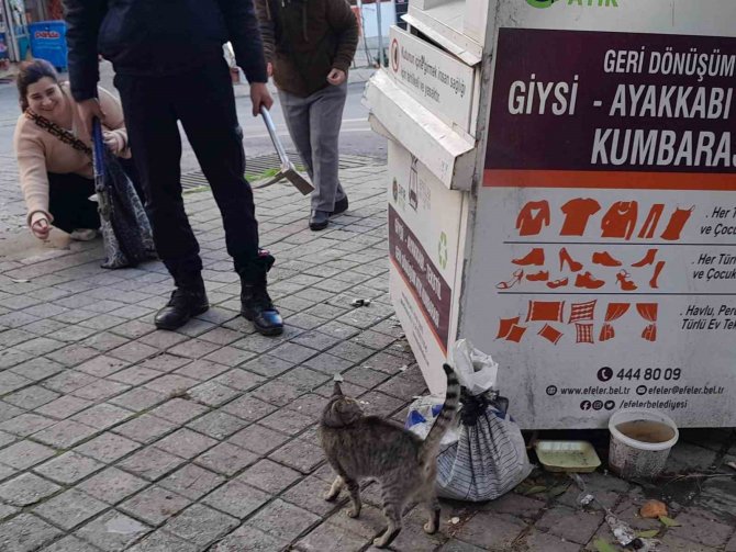Giysi Kumbarasında Mahsur Kalan Kediyi İtfaiye Ekipleri Kurtardı