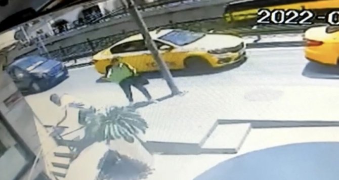İ̇stanbulda Kadına Kapkaç Anları Kamerada: Şahsı Kovalarken Yere Düştü