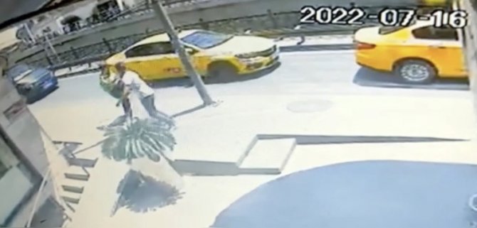 İ̇stanbulda Kadına Kapkaç Anları Kamerada: Şahsı Kovalarken Yere Düştü