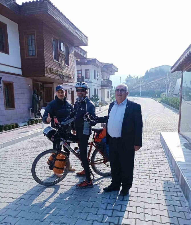 İ̇spanya’dan Manisa’ya Bisikletle Geldi