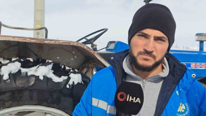 Traktörün Arkasına Bağladığı Aparatla Mahallenin Yolunu Açıyor