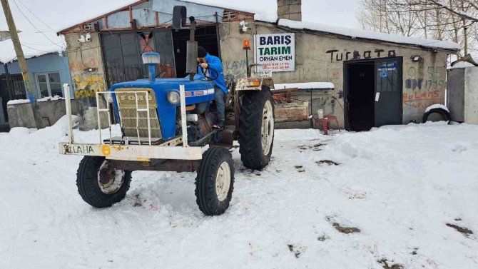 Traktörün Arkasına Bağladığı Aparatla Mahallenin Yolunu Açıyor