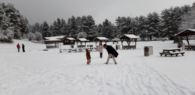 Abant Karla Şenlendi, Doğaseverlerin Akınına Uğradı