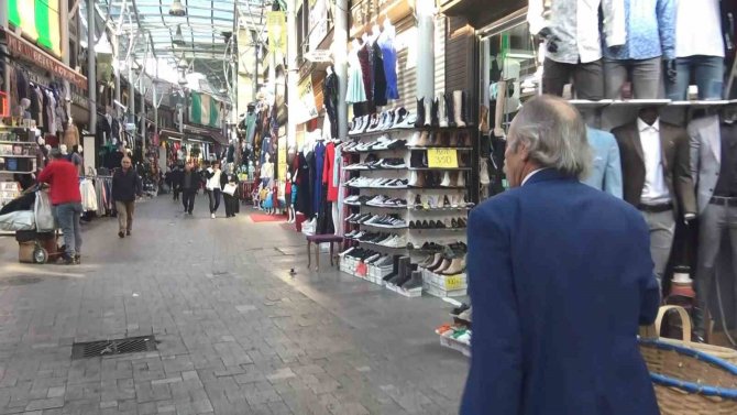 "Kravatlı Simitçi" Tarihi Çarşının Neşe Kaynağı