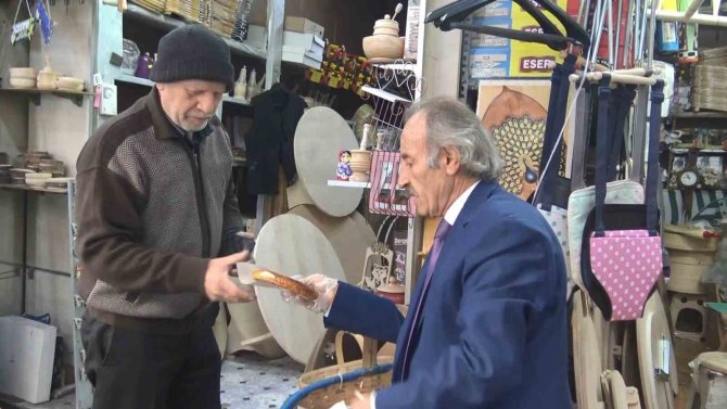 "Kravatlı Simitçi" Tarihi Çarşının Neşe Kaynağı