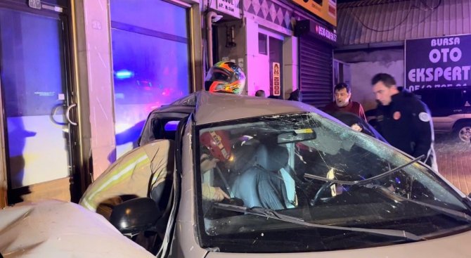 Bursa’da Kontrolden Çıkan Otomobil, Park Halindeki Araçlara Çarptı: 1 Ağır Yaralı