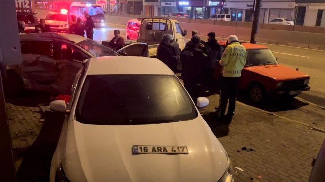 Bursa’da Kontrolden Çıkan Otomobil, Park Halindeki Araçlara Çarptı: 1 Ağır Yaralı