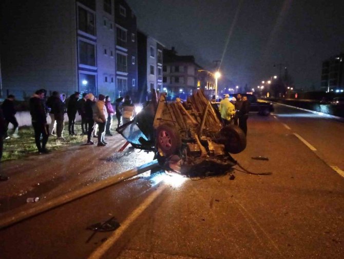 Direğe Çarpan Araç İkiye Katlandı: O Anlar Kamerada