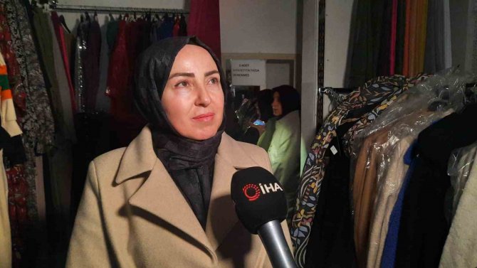 Şişli’de İlginç Görüntü: Müşteriler Zifiri Karanlıkta Fenerle Alışveriş Yapıyor