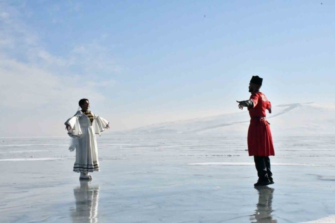 Buzla Kaplı Çıldır Gölü’nde Kafkas Gösterisi Havadan Görüntülendi