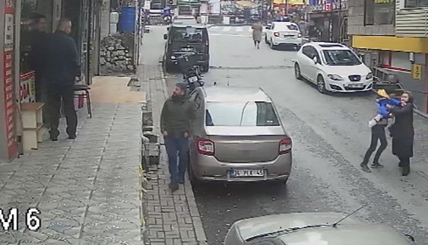 İ̇stanbulda Bıçaklı Eski Eş Dehşeti Kamerada: Kadını Ölümden Montu Kurtardı