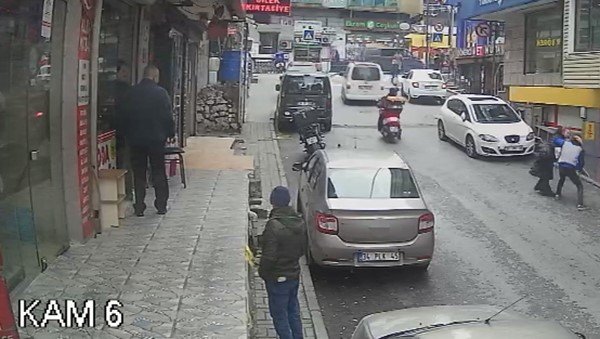 İ̇stanbulda Bıçaklı Eski Eş Dehşeti Kamerada: Kadını Ölümden Montu Kurtardı