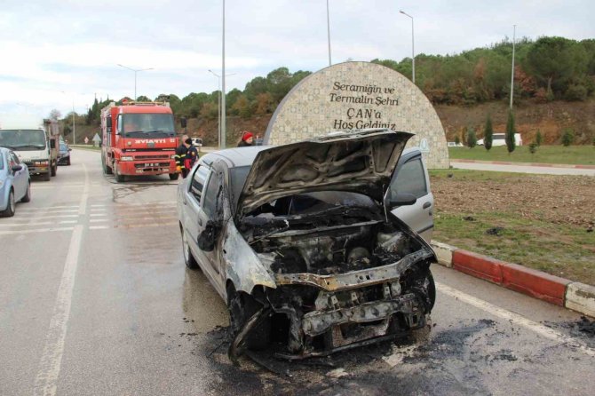 Kırmızı Işıkta Duramayan Araç Öndeki Araçlara Çarparak Alev Aldı