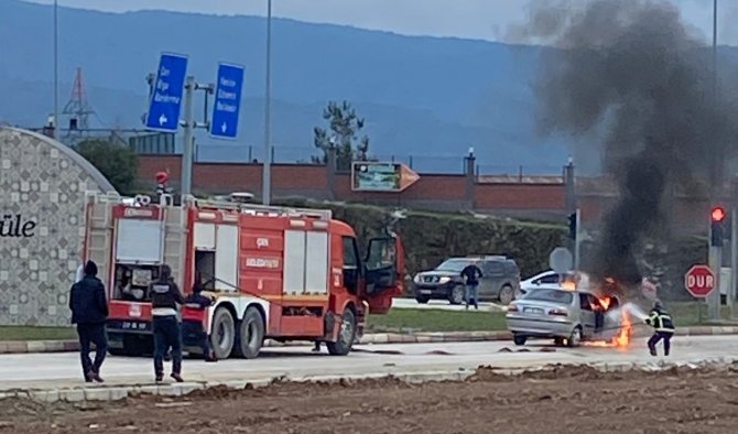 Kırmızı Işıkta Duramayan Araç Öndeki Araçlara Çarparak Alev Aldı