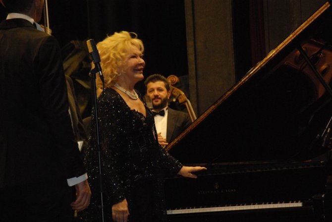 Çdso’da İki Ünlü Sanatçı Sahneye Çıktı