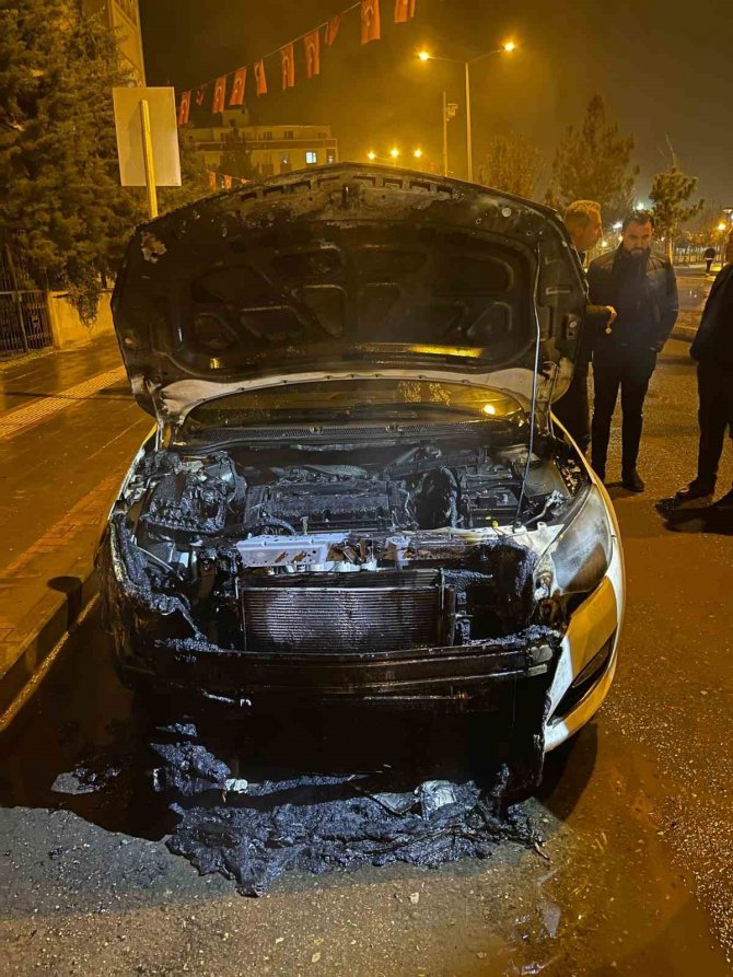 Yanan Otomobili Su Kovalarıyla Söndürmeye Çalıştılar