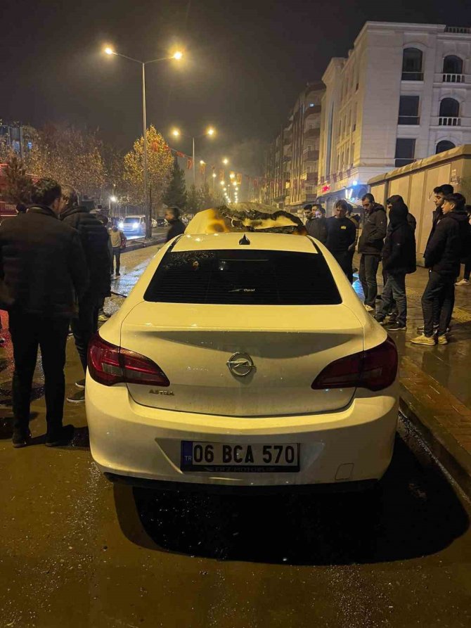 Yanan Otomobili Su Kovalarıyla Söndürmeye Çalıştılar