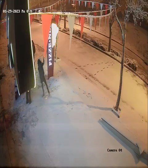 Elazığ’da Karda Kayıp Düşen Vatandaşlar Kamerada