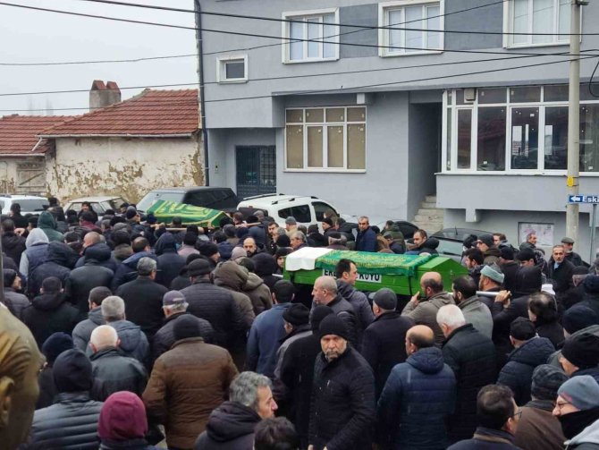 86 Yaşındaki Emekli Askerin Öldürdüğü Eşi Ve Oğlu Birlikte Toprağa Verildi
