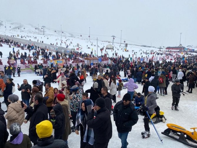 Erciyes’te Kar Bereketi: Binlerce Turist Pistleri Doldurdu
