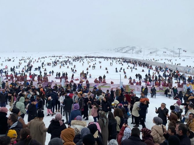 Erciyes’te Kar Bereketi: Binlerce Turist Pistleri Doldurdu