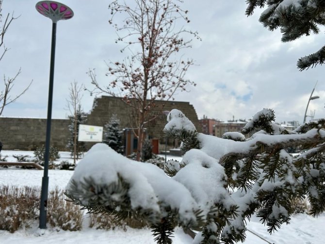 Erzurum’da Beklenen Kar Yağdı, Tarihi Alanlar Beyaza Büründü