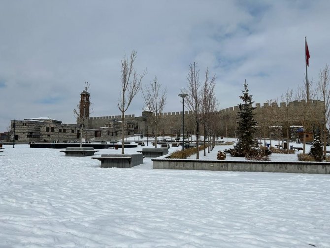 Erzurum’da Beklenen Kar Yağdı, Tarihi Alanlar Beyaza Büründü