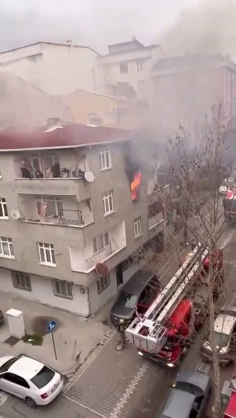 Esenyurt’ta 4 Kişinin Mahsur Kaldığı Yangında Korku Dolu Anlar Yaşandı