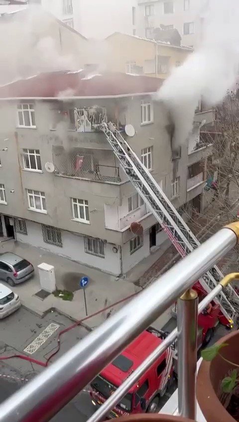 Esenyurt’ta 4 Kişinin Mahsur Kaldığı Yangında Korku Dolu Anlar Yaşandı