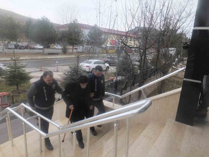 Karısını Ve Oğlunu Öldüren 87 Yaşındaki Adam Adliyeye Sevk Edildi