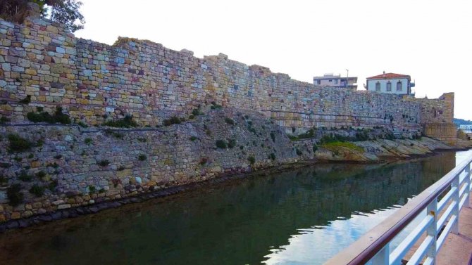 Foça’da Beş Kapılar Kalesi Turistlerin İlgisini Çekiyor