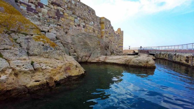 Foça’da Beş Kapılar Kalesi Turistlerin İlgisini Çekiyor