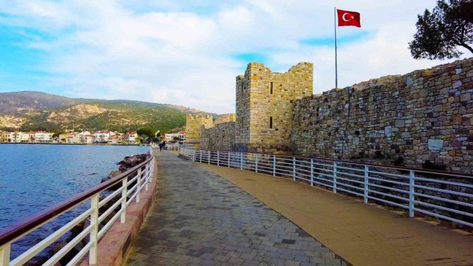 Foça’da Beş Kapılar Kalesi Turistlerin İlgisini Çekiyor